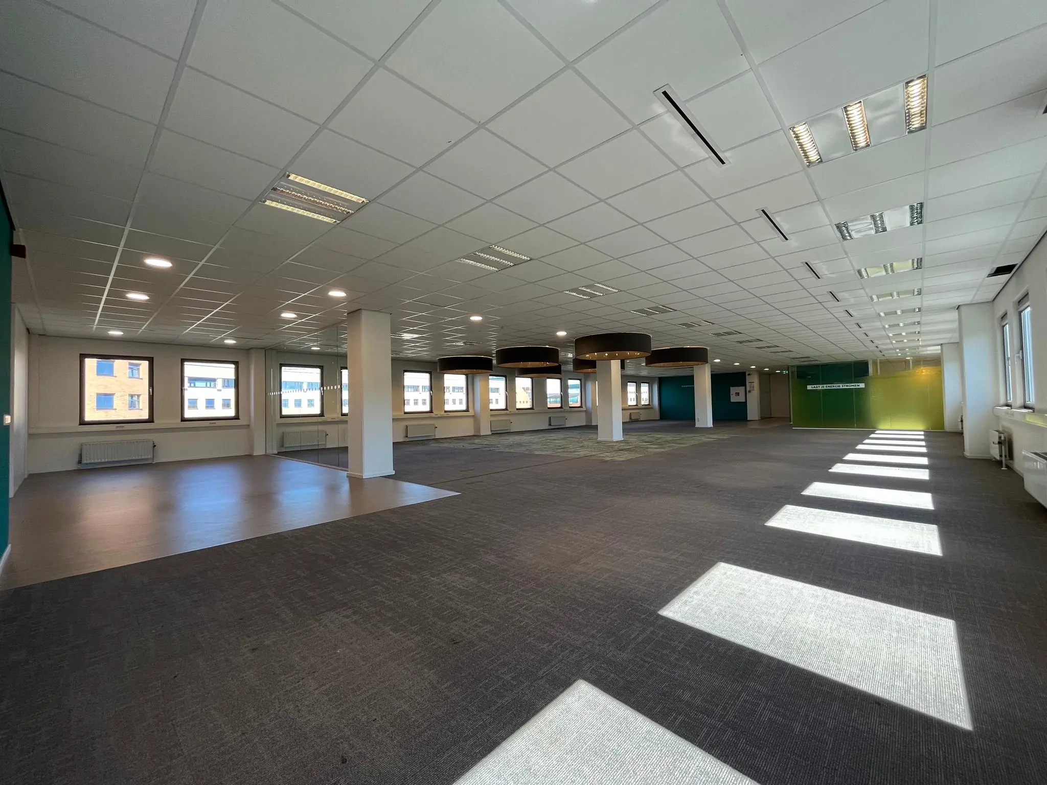 Ruime, moderne en lege kantoorruimte aan de Barchman Wuytierslaan met veel daglichtinval door grote ramen.